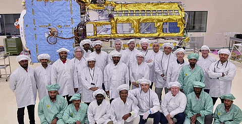 NASA e India lanzan satélite para vigilar los movimientos invisibles de la Tierra