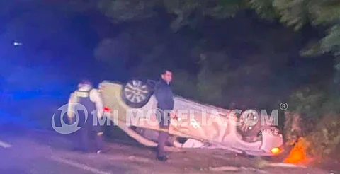 Vuelca auto en libramiento de Morelia