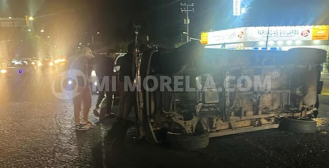 Camioneta vuelca al poniente de Morelia; hay 4 heridos