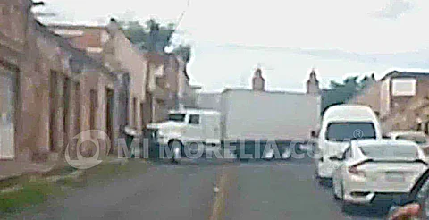 Quiso dar vuelta en U y chocó cerca de la Casa de la Cultura, en Morelia
