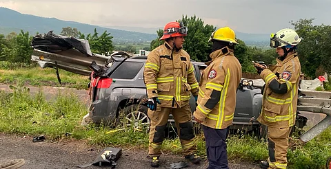 Muere hombre prensado tras choque contra barra de contención en la Morelia–Pátzcuaro