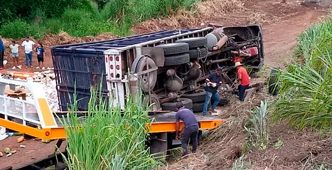 Cierran autopista Pátzcuaro–Lázaro Cárdenas por volcadura de camión