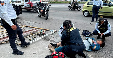 Policía Morelia ayuda a dos lesionados tras caer de obra en Morelia