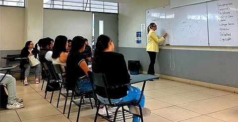 Rectora Yarabí Ávila imparte clase a estudiantes de nuevo ingreso de la UMSNH