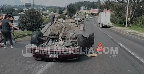 Auto vuelca tras ser impactado por tráiler en salida a Salamanca; hay tres heridos