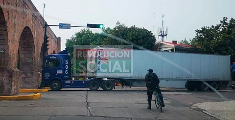 Tráiler daña los arcos del Acueducto de Morelia; conductor ya fue arrestado