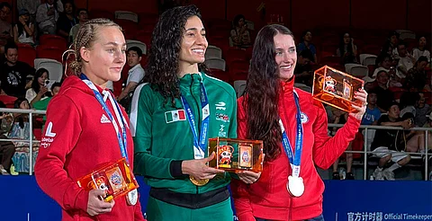 Laura Burgos logra bicampeonato mundial en muaythai en Chengdu 2025