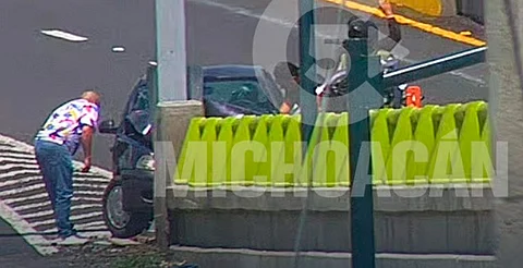 Choca contra poste del nuevo puente frente a Villas del Pedregal, en Morelia
