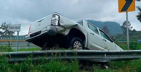 Camioneta queda sobre barra de contención en autopista Pátzcuaro–Uruapan
