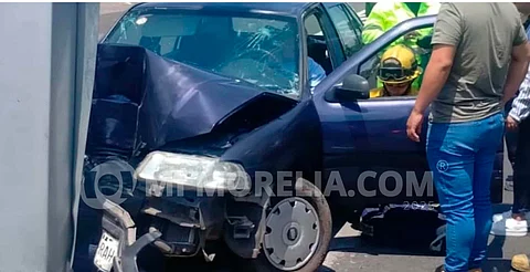 Conductor queda herido tras chocar contra poste del Paso Catrinas, en Morelia