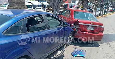 Chocan en periférico de Morelia; uno terminó contra un árbol