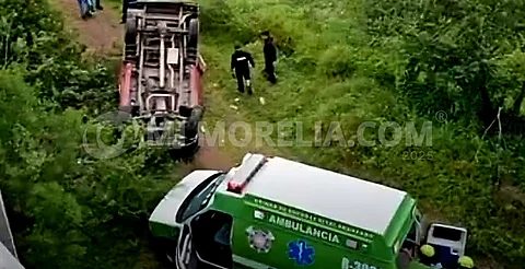Camioneta gasera cae a desnivel en carretera La Piedad–Degollado