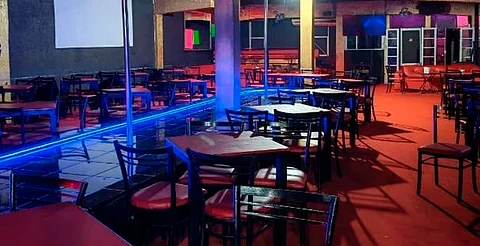 Rescatan a 15 mujeres durante cateo por trata en bar de Tulum