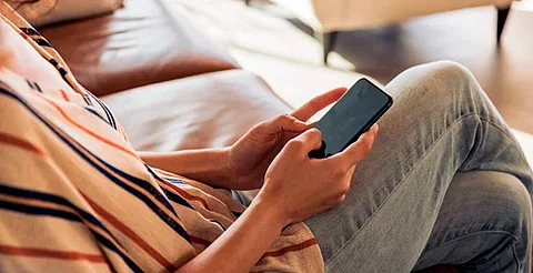 ¿No puedes dejar el celular? Quizá sufres de doomscrolling; así te afecta