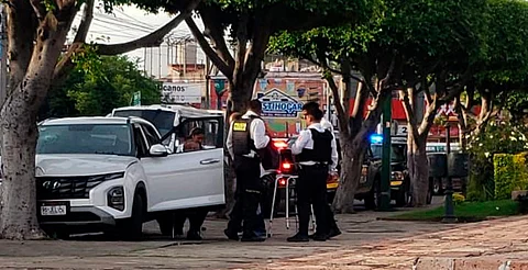 Auto se sube a explanada del monumento a Lázaro Cárdenas y se impacta contra árbol