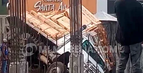 El exceso de carga y el terreno irregular influyeron en el incidente, comentaron las fuentes