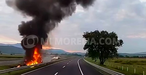 Tráiler vuelca y arde en llamas en la autopista México-Guadalajara