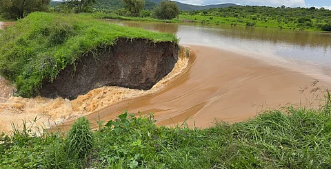 Presa San Rafael se desborda en Jiménez; no hay daños a viviendas