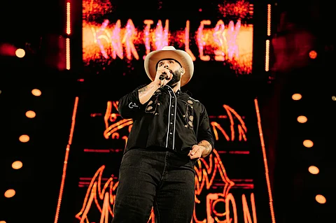 Carín León estrenará producción esta noche en Morelia