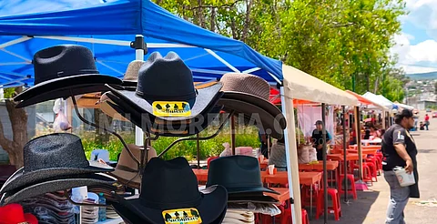 El Morelos se pinta de tejanas y antojos previo al concierto de Carín León