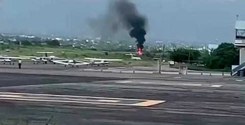 Avioneta se estrella en aeropuerto de Cuernavaca; hay dos heridos