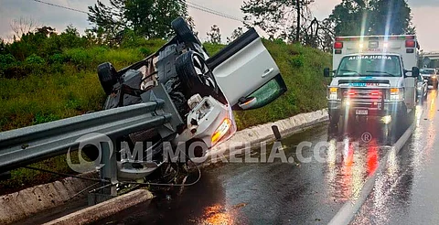 Automóvil vuelca en la Siglo XXI; no se reportan víctimas