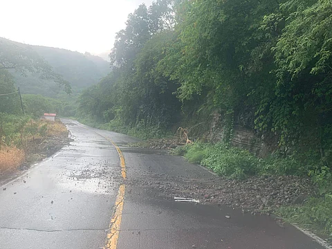 Derrumbes complican tránsito en tramo carretero Uruapan–Infiernillo
