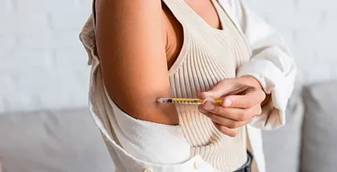 El coma hipoglucémico ocurre cuando la glucosa baja de 50 mg/dL