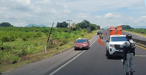 Habilitan paso parcial tras socavón en carretera Apatzingán–Nueva Italia