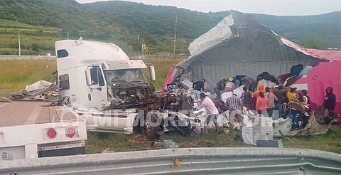 Michoacán: tráiler vuelca en Copándaro y aprovechan para llevarse mercancía