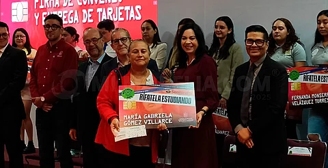 Firman IEMSYSEM y Santander convenio para entrega de tarjetas a jóvenes becarios