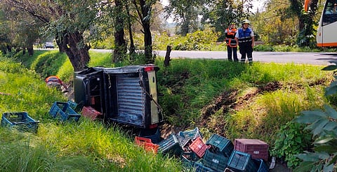 Vuelca camioneta en cuneta de la Morelia-Pátzcuaro