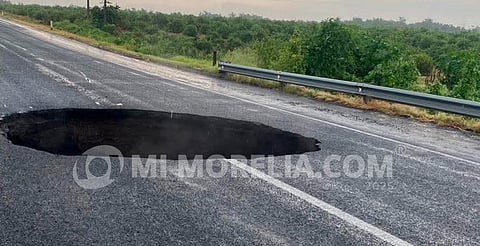 Socavón en Cuatro Caminos-Apatzingán tardaría 8 días en ser reparado, estiman