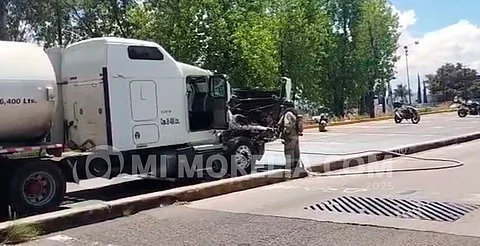 Tráiler con gasolina se incendia en libramiento Morelia; bomberos y polis evitan tragedia
