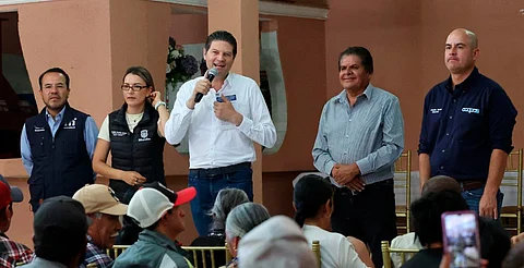 Alfonso Martínez entrega certeza jurídica a miles de familias con el programa de regularización de colonias