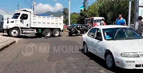 Camión choca contra tres autos en libramiento de Morelia