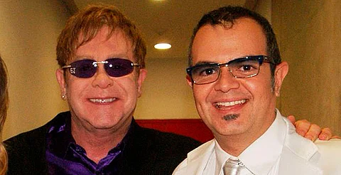 Con foto en mano, Aleks Syntek demuestra que sí conoció a Elton John