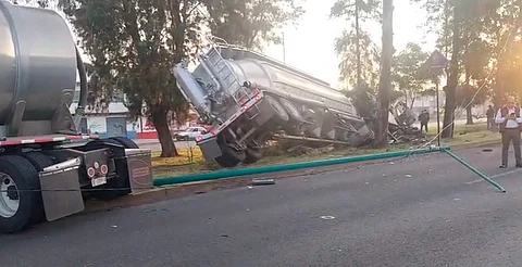 Se registra doble accidente de tractocamiones en libramiento de Morelia; uno terminó semi-volcado