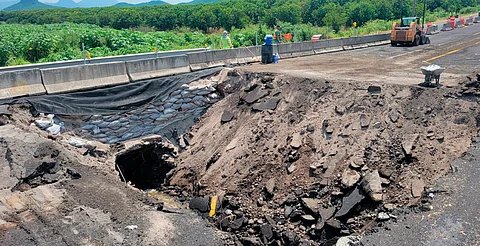 Reparación de socavón en la Cuatro Caminos-Apatzingán se extenderá a tres semanas, recalculan