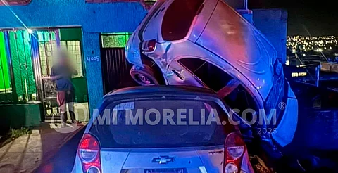 Morelia: choca contra poste y termina encima de otro auto, en salida a Salamanca