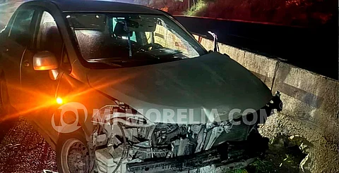 Hombre queda herido tras chocar contra árbol en la Morelia-Pátzcuaro