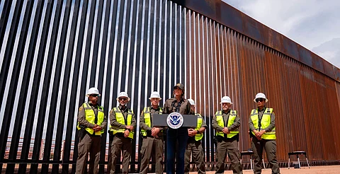 Trump ordena pintar el muro con México para hacerlo más caliente y difícil de trepar