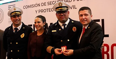 Encabeza Vicente Gómez ceremonia para reconocer a las y los bomberos