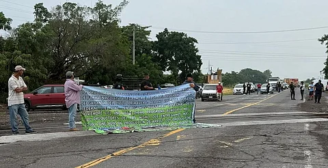 Arroceros bloquean carretera Uruapan–Infiernillo; exigen pago de estímulos