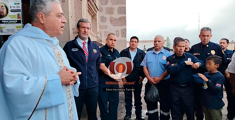 Bomberos arriesgan su vida por proteger a la población: Padre Arturo Cisneros
