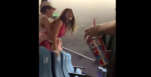 Surge “Lady Cineteca”; mujer no para de hablar durante función y le ponen un alto