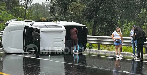 Se registra choque-volcadura de camioneta en la Siglo XXI