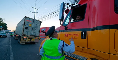 Conductores mexicanos no perderán visas tras cambios en EE.UU., asegura SRE