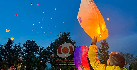 “Luces en el cielo” reunió a cerca de 500 personas en la elevación de globos de cantoya en Morelia