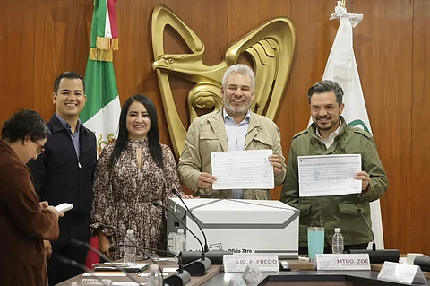 Entrega Bedolla al IMSS 40 mil firmas en favor del nuevo hospital en Villas del Pedregal
